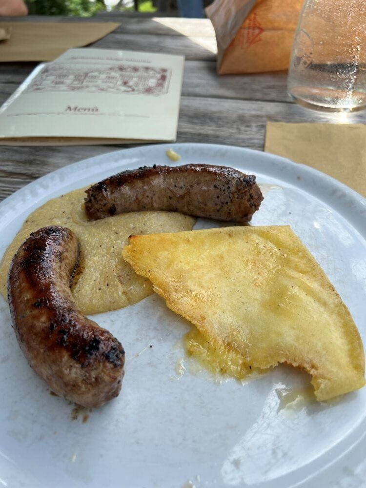 longaniza con polenta en dolomitas